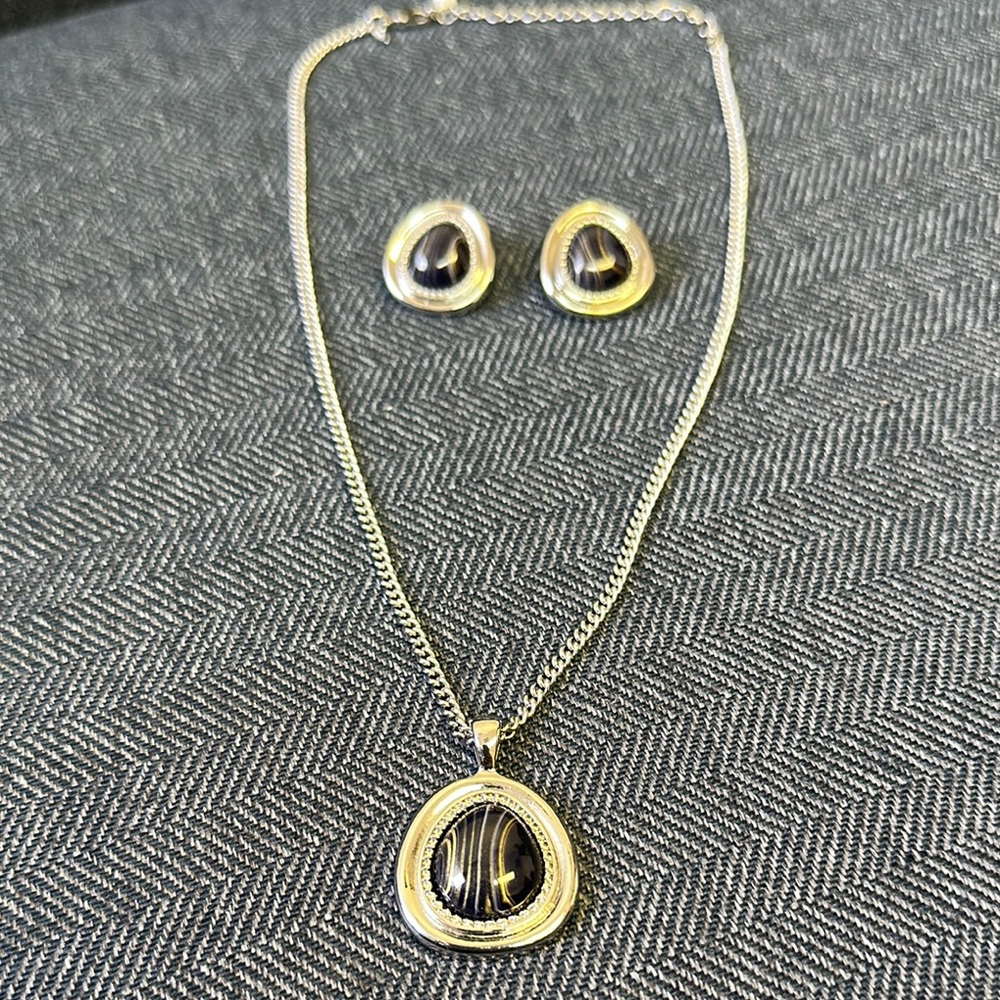 Silver chain necklace with pendant and earings Set with Tiffany pouch included